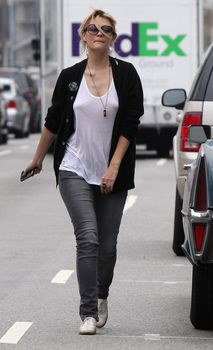 Взбудораженные соски Мишы Бартон фото #2