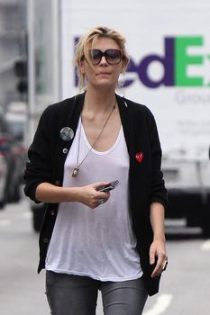 Взбудораженные соски Мишы Бартон фото #3