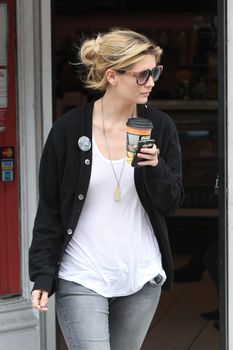 Взбудораженные соски Мишы Бартон фото #4