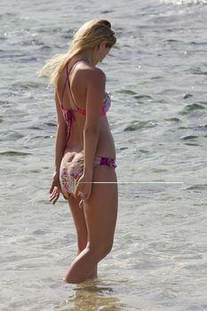 Аппетитная попка Мишы Бартон на Гавайях фото #6