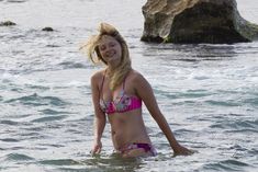 Аппетитная попка Мишы Бартон на Гавайях фото #7