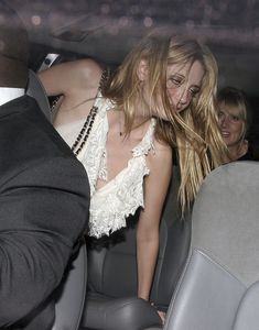 Обворожительная Миша Бартон показала голую грудь возле ночного клуба Boujis