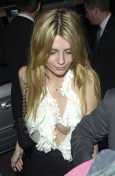 Обворожительная Миша Бартон показала голую грудь возле ночного клуба Boujis