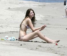 Аппетитное тело Мишы Бартон в бикини на пляже Малибу фото #5
