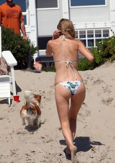 Стройная красотка Миша Бартон на пляже фото #4