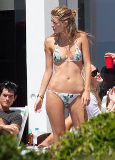 Стройная красотка Миша Бартон на пляже фото #12