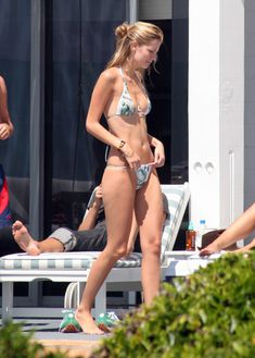 Стройная красотка Миша Бартон на пляже фото #15