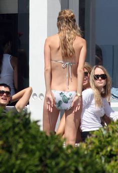 Стройная красотка Миша Бартон на пляже фото #17