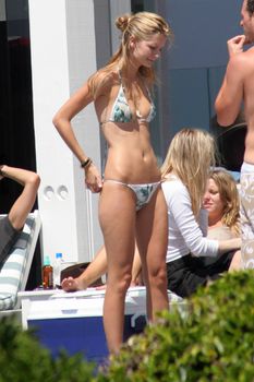 Стройная красотка Миша Бартон на пляже фото #26