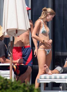 Стройная красотка Миша Бартон на пляже фото #28