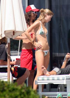 Стройная красотка Миша Бартон на пляже фото #29