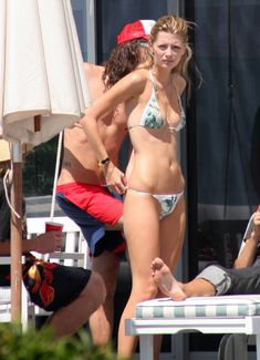 Стройная красотка Миша Бартон на пляже фото #30