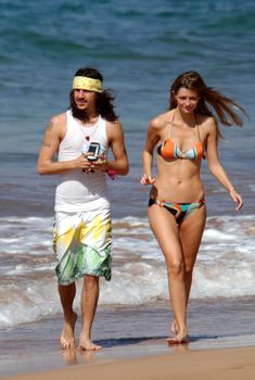 Аппетитные формы Мишы Бартон в купальнике фото #5