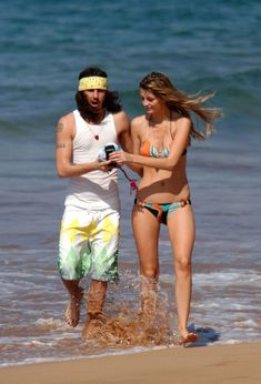 Аппетитные формы Мишы Бартон в купальнике фото #7