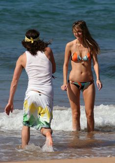 Аппетитные формы Мишы Бартон в купальнике фото #9