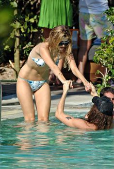 Миша Бартон в бассейне фото #6