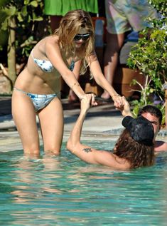 Миша Бартон в бассейне фото #7