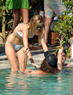 Миша Бартон в бассейне фото #8