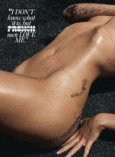 Эротическая фотосессия Эмили Ратаковски на пляже в журнале GQ фото #4