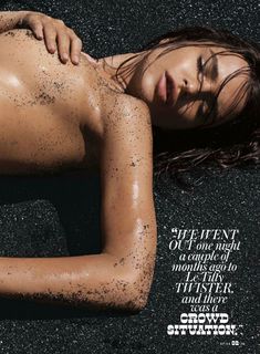 Эротическая фотосессия Эмили Ратаковски на пляже в журнале GQ фото #5