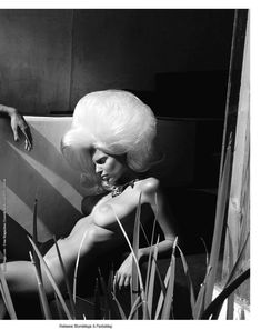 Сексуальная Эмили Ратаковски обнажилась в журнале Treats фото #7