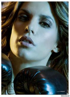 Горячая Элизабетта Каналис в эротической фотосесси для журнала Maxim фото #6