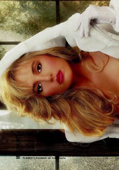 Полностью обнажённая Сьюзи Симпсон в журнале Playboy фото #7