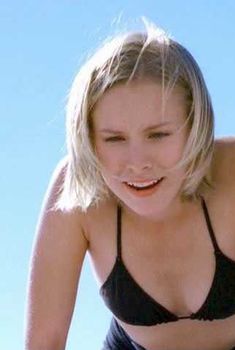 Маленькая грудь Кристен Белл в черном купальнике, 2003
