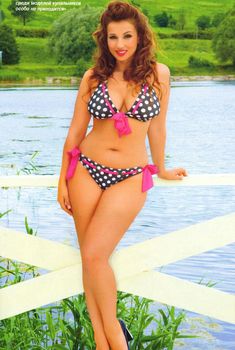 Сочное тело Анфисы Чеховой в купальнике для «7 Дней», 2009