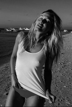 Торчащие соски Натальи Рудовой