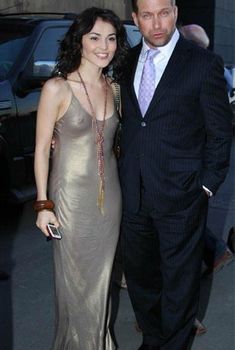 Сати Казанова в платье без лифчика