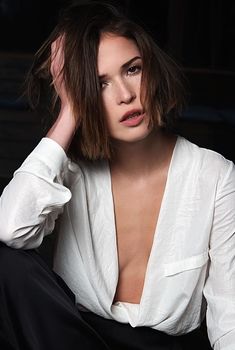 Глубокое декольте Лукерьи Ильяшенко в сексуальном костюме