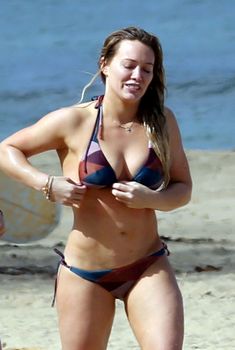 Хилари Дафф гуляет в купальнике по пляжу на Гавайях, 31.12.2016