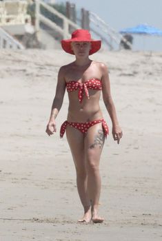 Пинк в купальнике резвится в волнах