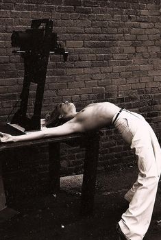 Голая грудь Эмбер Хёрд на соблазнительном фото