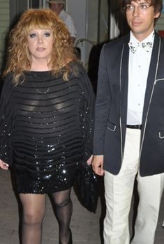 Алла Пугачева засветила грудь в прозрачном наряде