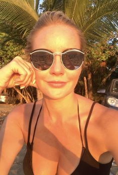 Красотка Елена Летучая в купальнике делает селфи