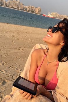 Шикарная грудь Елены Темниковой в бикни на отдыхе в ОАЭ