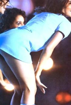 Сексуальная Ализе засветила попку на сцене