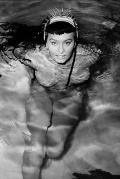 Горячая Софи Лорен оголила грудь под водой в фильме Two Nights with Cleopatra, 1953