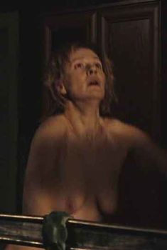 Голая грудь Евгении Дмитриевой в фильме «Дом», 2011