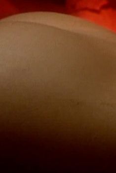 Голая попа Елены Кориковой в сериале «Капитанские дети», 2006