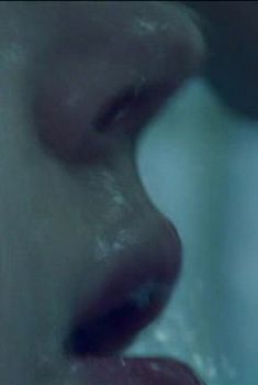 Сексуальная Светлана Ходченкова оголила грудь в сериале «Краткий курс счастливой жизни», 2011