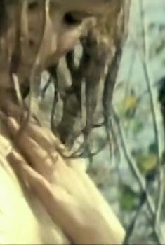 Тамара Семина оголила грудь в фильме «Матерь человеческая», 1975