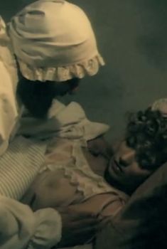 Наталья Лапина засветила голую грудь в фильме «Руанская дева по прозвищу Пышка», 1989