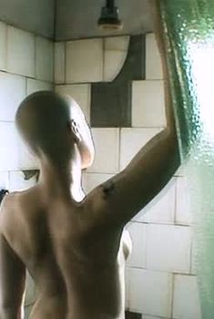 Голая грудь Дарьи Мороз в фильме «Точка», 2005