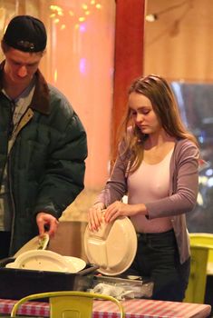 Торчащие соски Лили-Роуз Депп сквозь майку в ресторане в Западном Голливуде, 22.04.2018