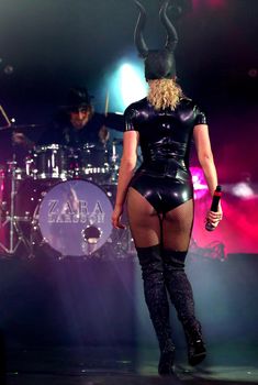 Упругая попка Зары Ларссон в сексуальном костюме из латекса на VEVO Halloween, 29.10.2016