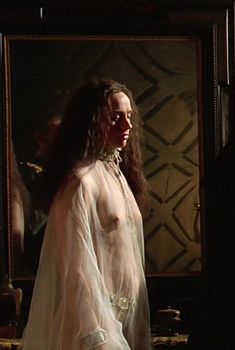 Голая грудь Аманды Райан в фильме «Елизавета», 1998