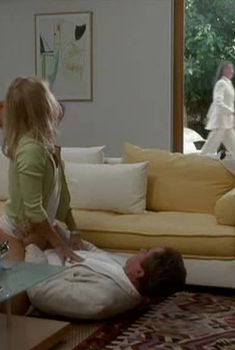 Голая попа Голди Хоун в фильме «Город и деревня», 2001